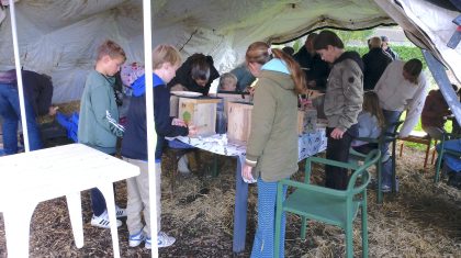 Kinderen-maken-en-versieren-vogelhuisjes-3