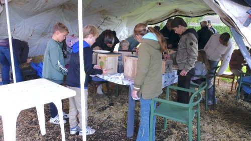 Kinderen-maken-en-versieren-vogelhuisjes-3