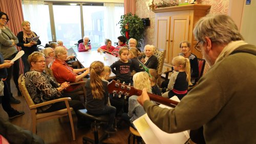 Kleuterklas-van-basisschool-De-Klimop-zingt-voor-ouderen-St-Joseph-18