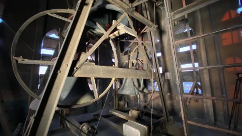 Klokken-als-teken-van-hoop-in-Ospel