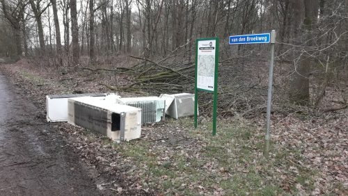 Koelkasten-gedumpt-in-buitengebied-Leveroy