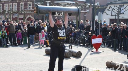 Een zeer geslaagde koopzondag met een lekker lentezonnetje, uit de wind was het lekker winkelen en zelfs op het terras was het te doen.
Bij ijssalon Florence was het topdrukte en in de winkels werd goed gekocht.
 
De houtdag was zeker de moeite waard op verschillende plaatsen in het centrum waren activiteiten.
Op het Raadhuisplein was een demonstratieteam bezig met bijlen, hand en motor zagen.
Bij Lambertushof waren de 5 sterkste Nederlanders bezig met een wedstrijd Boomliften en boom lopen. Op een gegeven moment stonden hier zeker 150 mensen te kijken.