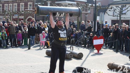 Een zeer geslaagde koopzondag met een lekker lentezonnetje, uit de wind was het lekker winkelen en zelfs op het terras was het te doen.
Bij ijssalon Florence was het topdrukte en in de winkels werd goed gekocht.
 
De houtdag was zeker de moeite waard op verschillende plaatsen in het centrum waren activiteiten.
Op het Raadhuisplein was een demonstratieteam bezig met bijlen, hand en motor zagen.
Bij Lambertushof waren de 5 sterkste Nederlanders bezig met een wedstrijd Boomliften en boom lopen. Op een gegeven moment stonden hier zeker 150 mensen te kijken.