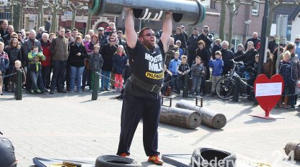 Een zeer geslaagde koopzondag met een lekker lentezonnetje, uit de wind was het lekker winkelen en zelfs op het terras was het te doen.
Bij ijssalon Florence was het topdrukte en in de winkels werd goed gekocht.
 
De houtdag was zeker de moeite waard op verschillende plaatsen in het centrum waren activiteiten.
Op het Raadhuisplein was een demonstratieteam bezig met bijlen, hand en motor zagen.
Bij Lambertushof waren de 5 sterkste Nederlanders bezig met een wedstrijd Boomliften en boom lopen. Op een gegeven moment stonden hier zeker 150 mensen te kijken.