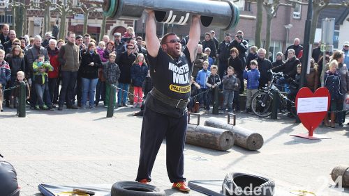 Een zeer geslaagde koopzondag met een lekker lentezonnetje, uit de wind was het lekker winkelen en zelfs op het terras was het te doen.
Bij ijssalon Florence was het topdrukte en in de winkels werd goed gekocht.
 
De houtdag was zeker de moeite waard op verschillende plaatsen in het centrum waren activiteiten.
Op het Raadhuisplein was een demonstratieteam bezig met bijlen, hand en motor zagen.
Bij Lambertushof waren de 5 sterkste Nederlanders bezig met een wedstrijd Boomliften en boom lopen. Op een gegeven moment stonden hier zeker 150 mensen te kijken.