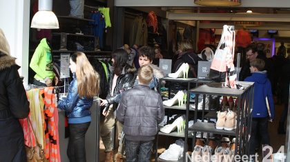 Een zeer geslaagde koopzondag met een lekker lentezonnetje, uit de wind was het lekker winkelen en zelfs op het terras was het te doen.
Bij ijssalon Florence was het topdrukte en in de winkels werd goed gekocht.
 
De houtdag was zeker de moeite waard op verschillende plaatsen in het centrum waren activiteiten.
Op het Raadhuisplein was een demonstratieteam bezig met bijlen, hand en motor zagen.
Bij Lambertushof waren de 5 sterkste Nederlanders bezig met een wedstrijd Boomliften en boom lopen. Op een gegeven moment stonden hier zeker 150 mensen te kijken.