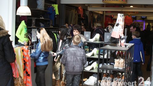 Een zeer geslaagde koopzondag met een lekker lentezonnetje, uit de wind was het lekker winkelen en zelfs op het terras was het te doen.
Bij ijssalon Florence was het topdrukte en in de winkels werd goed gekocht.
 
De houtdag was zeker de moeite waard op verschillende plaatsen in het centrum waren activiteiten.
Op het Raadhuisplein was een demonstratieteam bezig met bijlen, hand en motor zagen.
Bij Lambertushof waren de 5 sterkste Nederlanders bezig met een wedstrijd Boomliften en boom lopen. Op een gegeven moment stonden hier zeker 150 mensen te kijken.