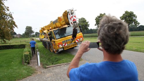 Kraanwagen-in-beek-Eind-19-8-16-04-