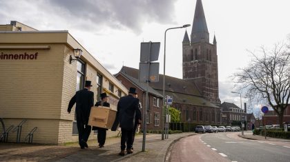 Het moment dat het voormalige Pinnenhof-gebouw op slot ging