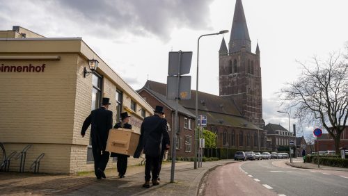 Het moment dat het voormalige Pinnenhof-gebouw op slot ging