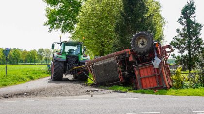 Landbouwvoertuig-en-auto-botsen-op-Nederweerterdijk-2 Landbouwvoertuig-en-auto-botsen-op-Nederweerterdijk-2