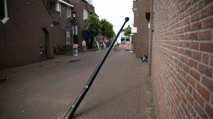 Lantaarnpaal-omvergereden-3