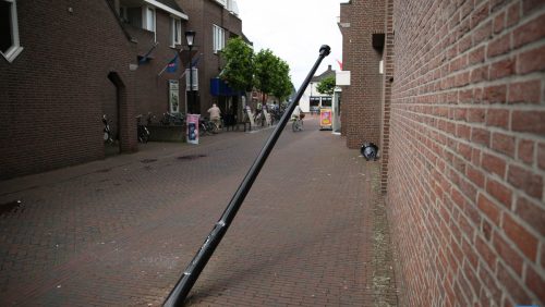 Lantaarnpaal-omvergereden-3