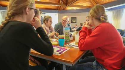 Leerlingen-basisscholen-Nederwert-ontbijten-met-Burgemeester-Henk-Evers-en-wethouders-15