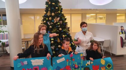 Leerlingen-basisschool-de-Schrank-steken-medewerkers-SJG-Weert-een-hart-onder-de-riem1