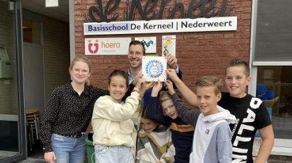 Leerlingen-van-IKC-De-Kerneel-ontvangen-het-verkeersactieve-bordje-van-wethouder-Franssen Leerlingen-van-IKC-De-Kerneel-ontvangen-het-verkeersactieve-bordje-van-wethouder-Franssen