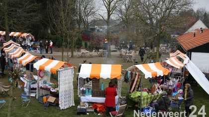 Lente Fair op Schoor aan frisse kant

Lente fair op Schoor vandaag was aan de frisse kant maar voor de bezoekers was het een gemoedelijk bij elkaar komen.
Lekker slenteren langs de diverse kraampjes waar ze o.a. woonaccessoires, plantjes, servies en delicatessen verkochten.