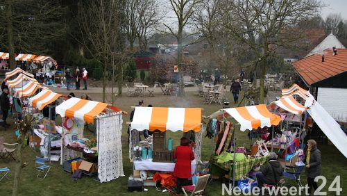 Lente Fair op Schoor aan frisse kant

Lente fair op Schoor vandaag was aan de frisse kant maar voor de bezoekers was het een gemoedelijk bij elkaar komen.
Lekker slenteren langs de diverse kraampjes waar ze o.a. woonaccessoires, plantjes, servies en delicatessen verkochten.