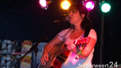 Een talent op het podium je zou bijna denken in veelvoud. Een heel andere muziekstijl dan de bands die voor haar het podium betraden maar daarmee niet minder prettig om naar te luisteren. Integendeel met haar eigen reportoire wiste ze het aanwezig publiek te boeien.