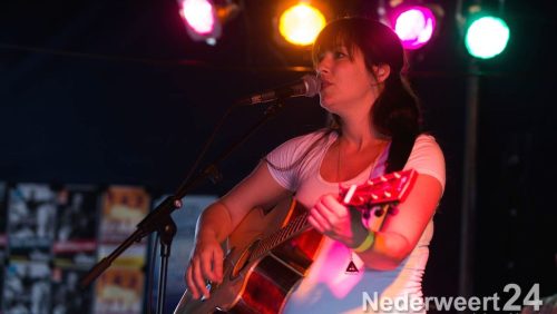 Een talent op het podium je zou bijna denken in veelvoud. Een heel andere muziekstijl dan de bands die voor haar het podium betraden maar daarmee niet minder prettig om naar te luisteren. Integendeel met haar eigen reportoire wiste ze het aanwezig publiek te boeien.