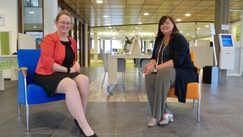 Maike-Hajjoubi-en-burgemeester-Op-de-Laak