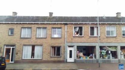 Man-aangehouden-Budschop-naakt-1