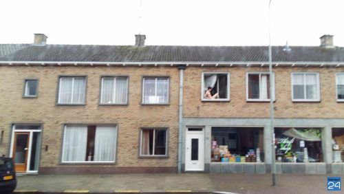 Man-aangehouden-Budschop-naakt-1