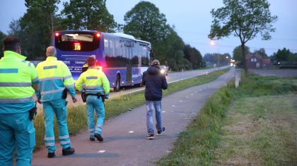 Man-wacht-op-bus-Meijelsedijk-2