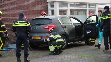 Man-zit-klem-tussen-auto-en-woning-4