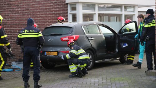 Man-zit-klem-tussen-auto-en-woning-4