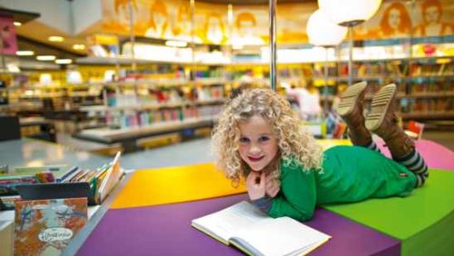 Meisje-liggend-op-poefjes