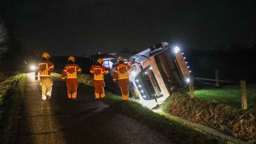 Melkwagen-in-de-sloot-Hollander-tussen-Heythuysen-en-Nederweert-Eind-3