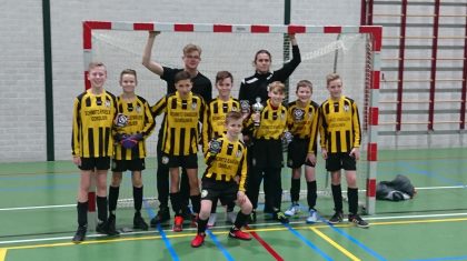 Merefeldia-JO13-2-kampioen-kersttoernooi