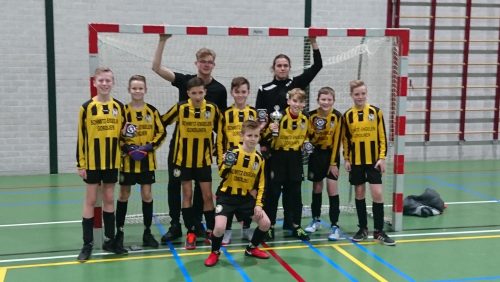 Merefeldia-JO13-2-kampioen-kersttoernooi