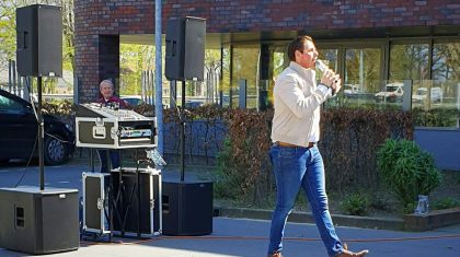 Mike-van-den-Broek-entertaint-bewoners-Sint-Jospeh-Nederweert