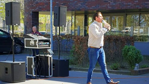 Mike-van-den-Broek-entertaint-bewoners-Sint-Jospeh-Nederweert