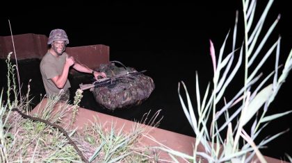 Militairen-steken-Zuid-Willemsvaart-over-Weert-12