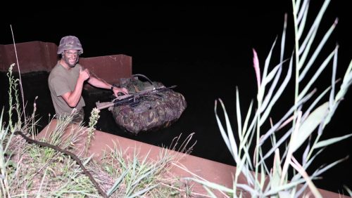 Militairen-steken-Zuid-Willemsvaart-over-Weert-12