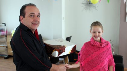 Mirthe-Rutjens-ontvangt-taart-van-Snackpoint-Kidzclup-001