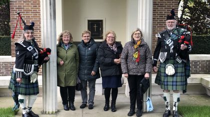 Moira-Martin-uit-Denny-Schotland-bezoekt-Britse-Militaire-Begraafplaats-in-Nederweert-3 Moira-Martin-uit-Denny-Schotland-bezoekt-Britse-Militaire-Begraafplaats-in-Nederweert-3