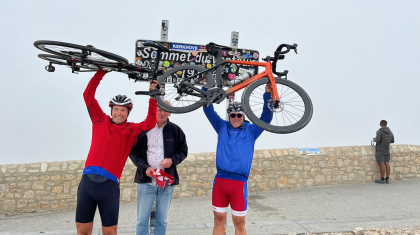 Monsterrit-rijders-juichend-op-top-van-de-Mont-Ventoux2