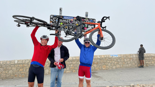 Monsterrit-rijders-juichend-op-top-van-de-Mont-Ventoux2