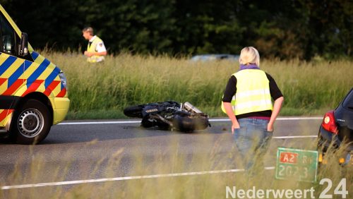 Ongeval waarbij motorrijder hard onderuitgegaan is op de A2. Motor vliegt over de vangrail naar andere rijrichting A2