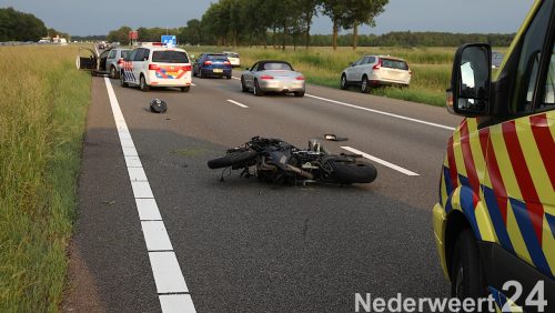 Ongeval waarbij motorrijder hard onderuitgegaan is op de A2. Motor vliegt over de vangrail naar andere rijrichting A2