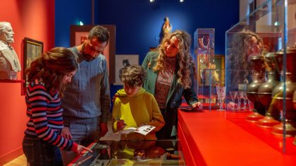 Museum-W-gezin-in-zaal-Macht-en-Pracht-fotograaf-Kim-Roufs Museum-W-gezin-in-zaal-Macht-en-Pracht-fotograaf-Kim-Roufs