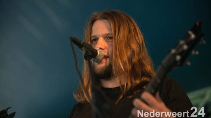 ‘Luisteren naar muziek maar ook af en toe naar elkaar poseren. 
Het lijkt zo vanzelfsprekend op een festival het luisteren naar muziek, voor sommigen is dat een stuk lastiger. Zij hebben problemen met hun gehoor. Bij de NEMQ werd kennis gemaakt met een muziektolk die de teksten en muziek omzet in 'leesbare'gebaren voor de minder horende onder het publiek.’