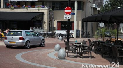 Nieuwe-verkeerssituatie-Kerkstraat-en-Brugstraat-nog-even-wennen-3294 éénrichtingsverkeer Kerkstraat Nederweert nog niet bekend onder de Nederweertenaren
