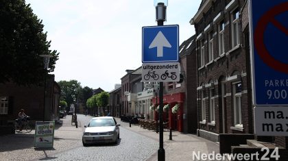 Nieuwe-verkeerssituatie-Kerkstraat-en-Brugstraat-nog-even-wennen-3295 éénrichtingsverkeer Kerkstraat Nederweert nog niet bekend onder de Nederweertenaren