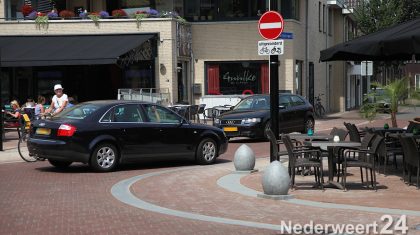 Nieuwe-verkeerssituatie-Kerkstraat-en-Brugstraat-nog-even-wennen-3303 éénrichtingsverkeer Kerkstraat Nederweert nog niet bekend onder de Nederweertenaren