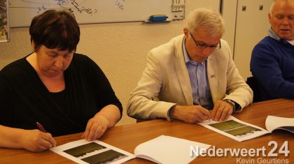 Ondertekening onderhoud voetbalveld Eindse Boys Nederweert-Eind in gemeentehuis